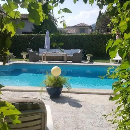Le Clos Des Vignes Bed & Breakfast